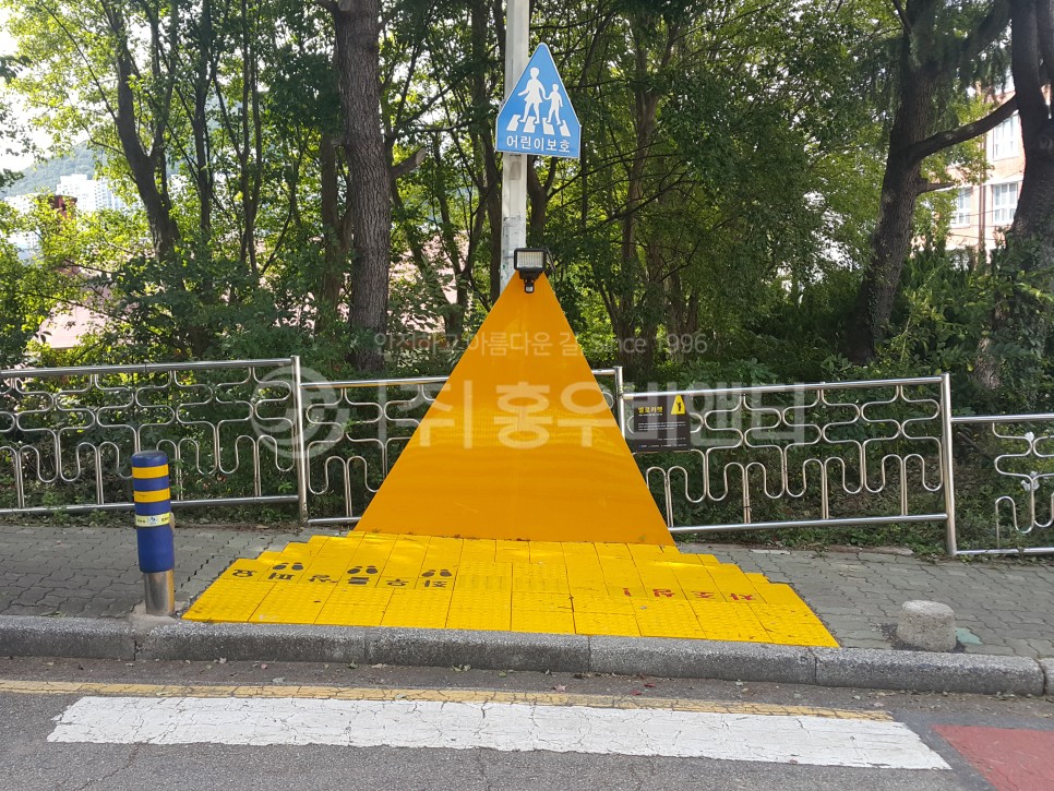 홍우_부산_연제구_토현초교_옐로카펫_02.jpg