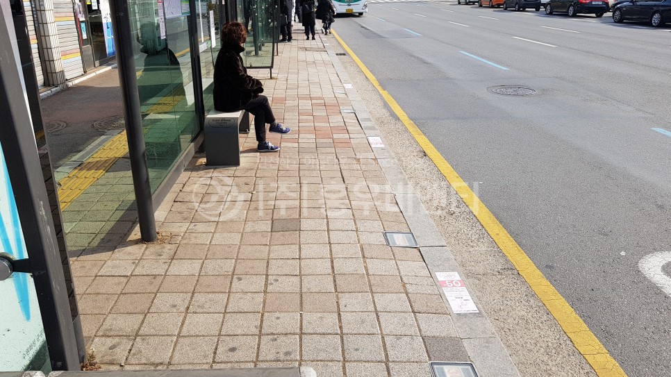 홍우비앤티_수원법원사거리_버스정류장_001.jpg