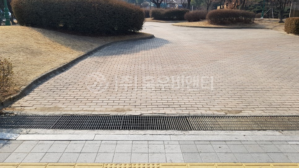 홍우비앤티_수원시청 앞_공원입구_001.jpg