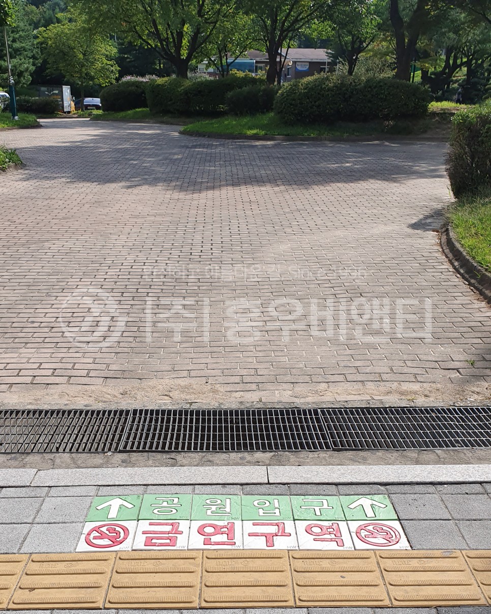 홍우비앤티_수원시청 앞_공원입구_002.jpg