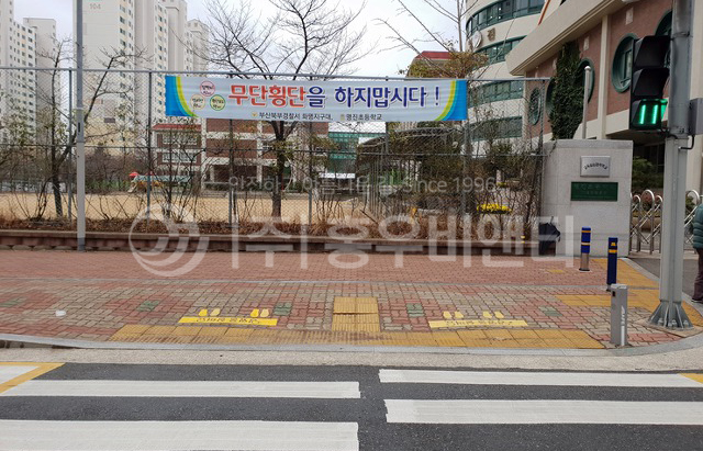 홍우비앤티_부산북구_명지초교_옐로카펫1.jpg