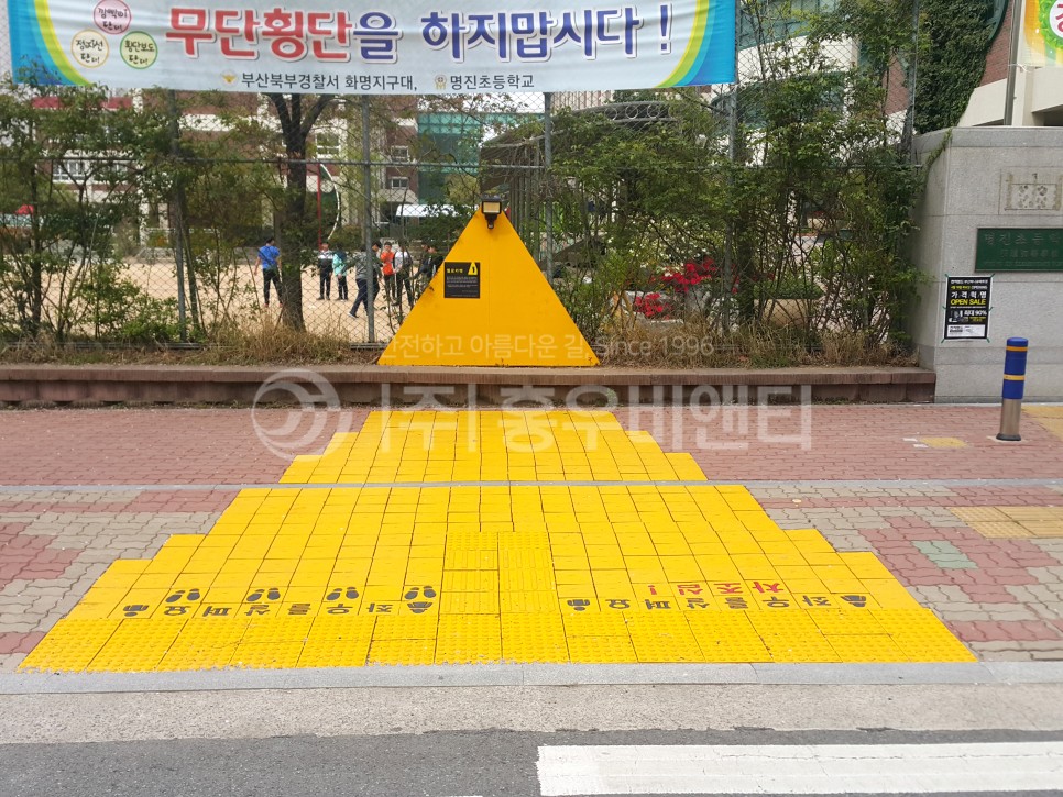 홍우비앤티_부산북구_명지초교_옐로카펫2.jpg