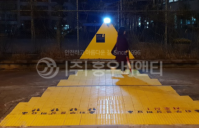 홍우비앤티_부산북구_명지초교_옐로카펫3.jpg