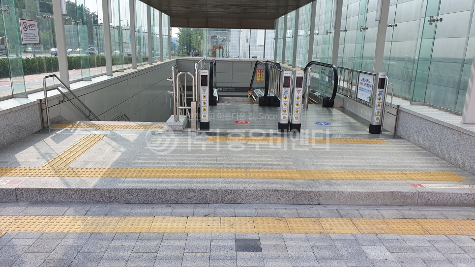 홍우비앤티_점자블록_둔촌오륜역_01.jpg