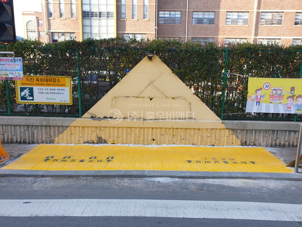 홍우비앤티_옐로카펫_용주초_시공후_1.jpg