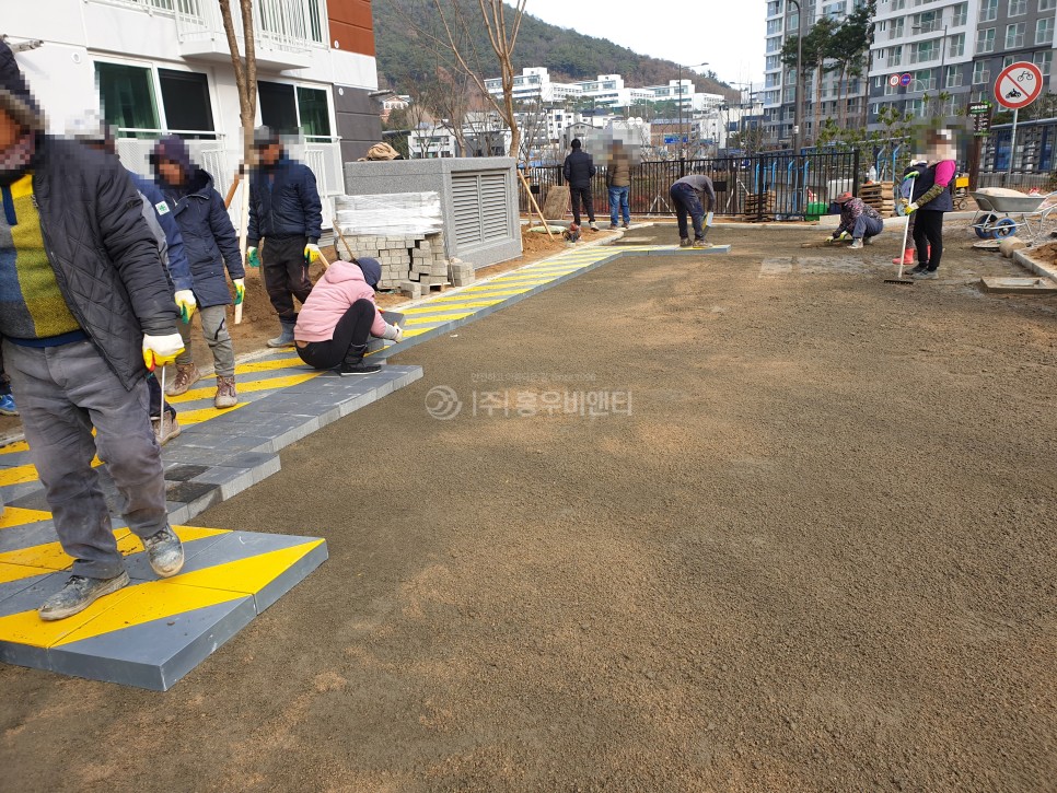 홍우비앤티_싸인블록_LH_전라도광주_소방차전용_설치_중1.jpg