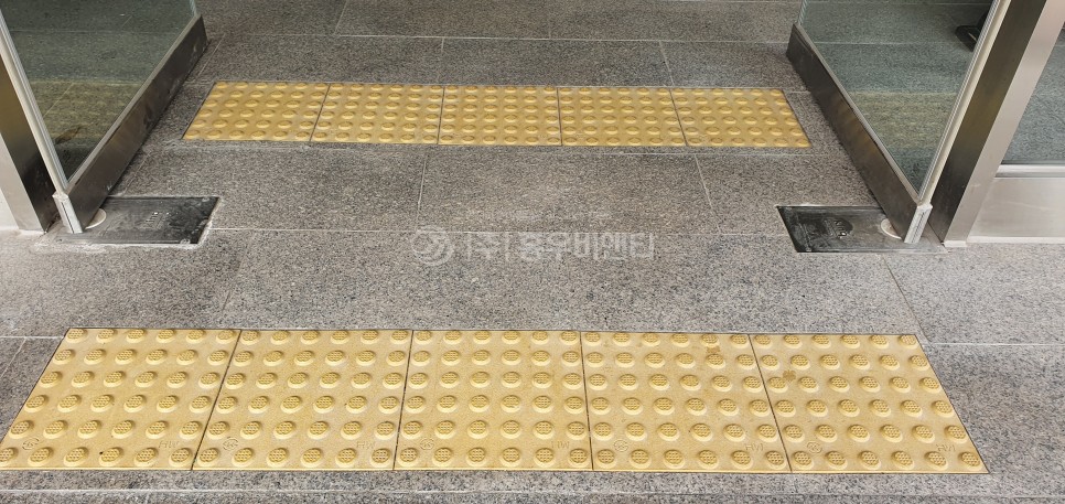 홍우비앤티_논슬립_고강도_점자블럭_18t_소하고등학교_설치현장1.jpg