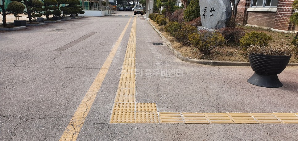 홍우비앤_고강도_콘크리트_점자블럭_60T_소하고등학교_설치_1.jpg