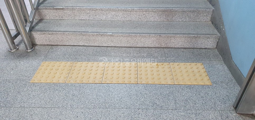 홍우비앤_논슬립_고강도_콘크리트_점자블럭_18T_소하고등학교_설치_3.jpg