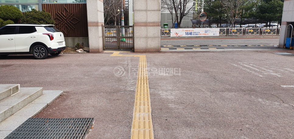 홍우비앤_고강도_콘크리트_점자블럭_60T_소하고등학교_설치_2.jpg