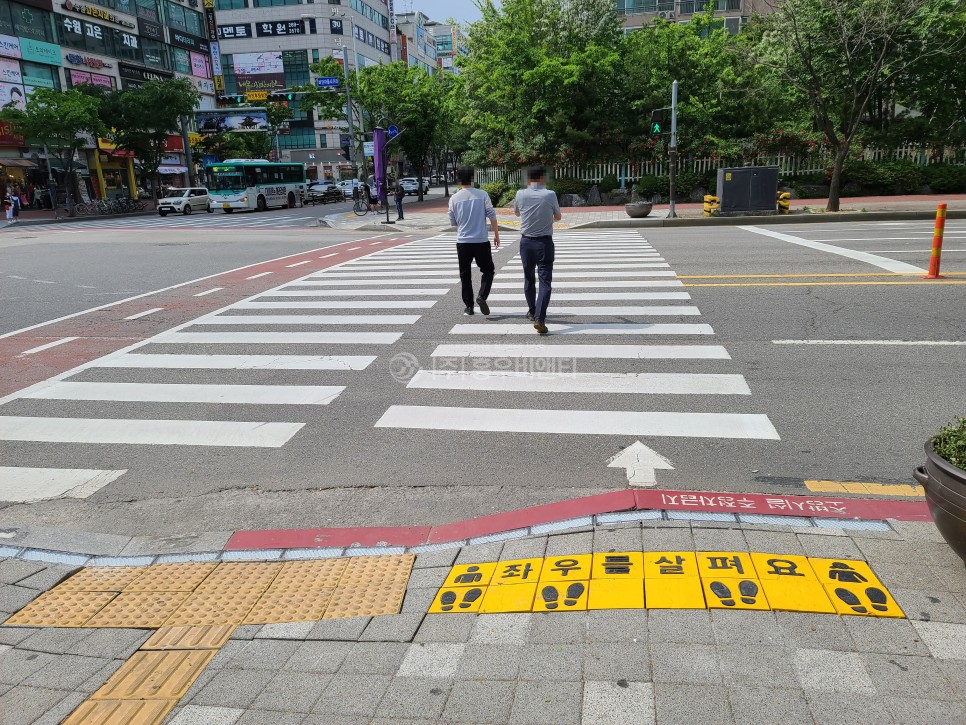홍우비앤티_싸인블록_노란발자국_수원_비단마을_설치_후_1.jpg