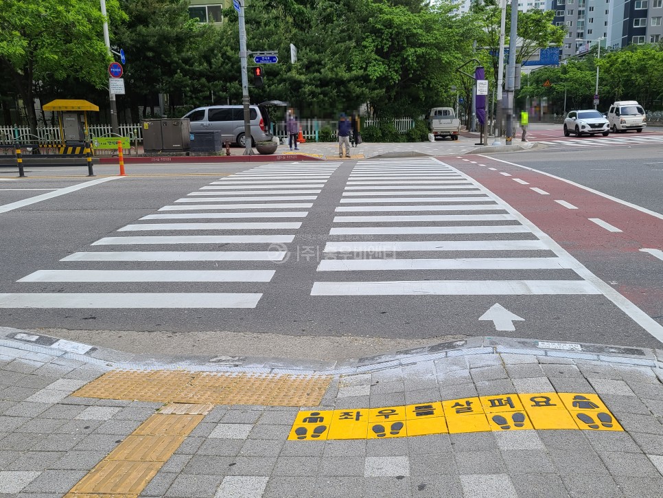 홍우비앤티_싸인블록_노란발자국_수원_비단마을_설치_후_2.jpg