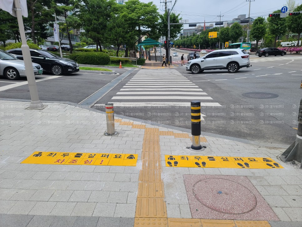 구리시청_노란발자국_설치_후_1.jpg