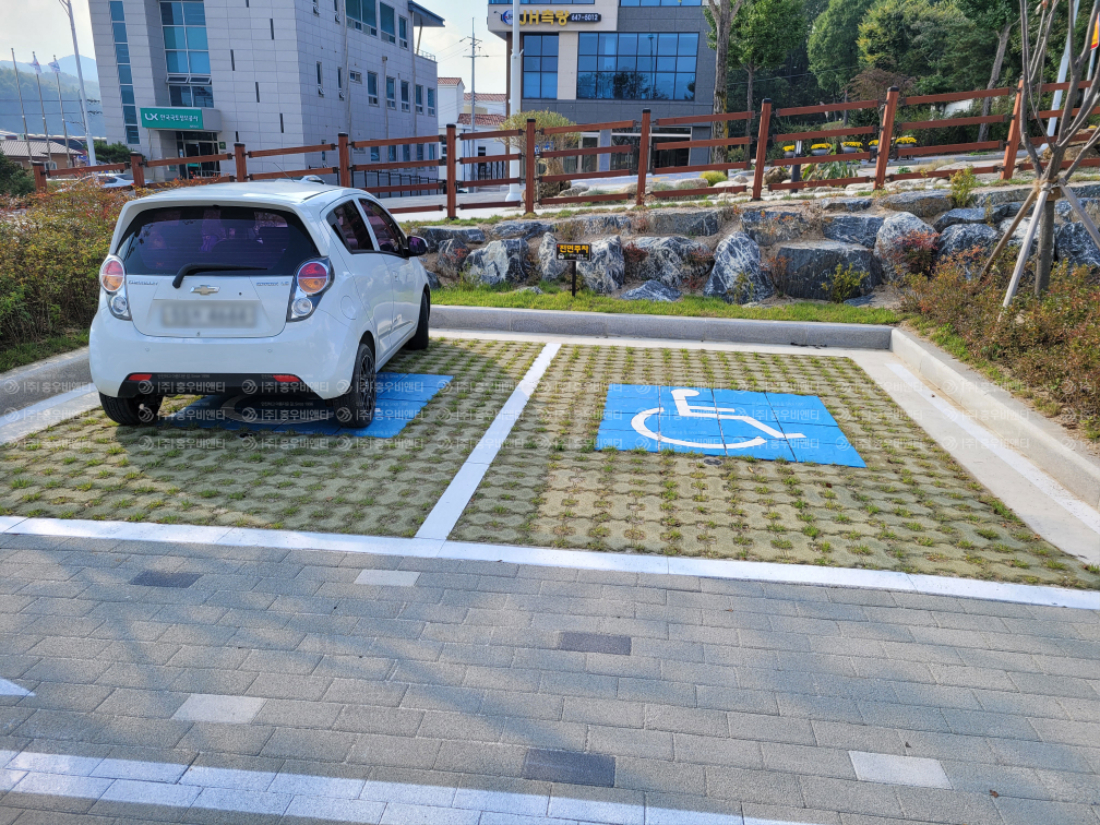 홍우비앤티 제천 뜨레어린이공원 장애인 주차장 설치 후 2.jpg
