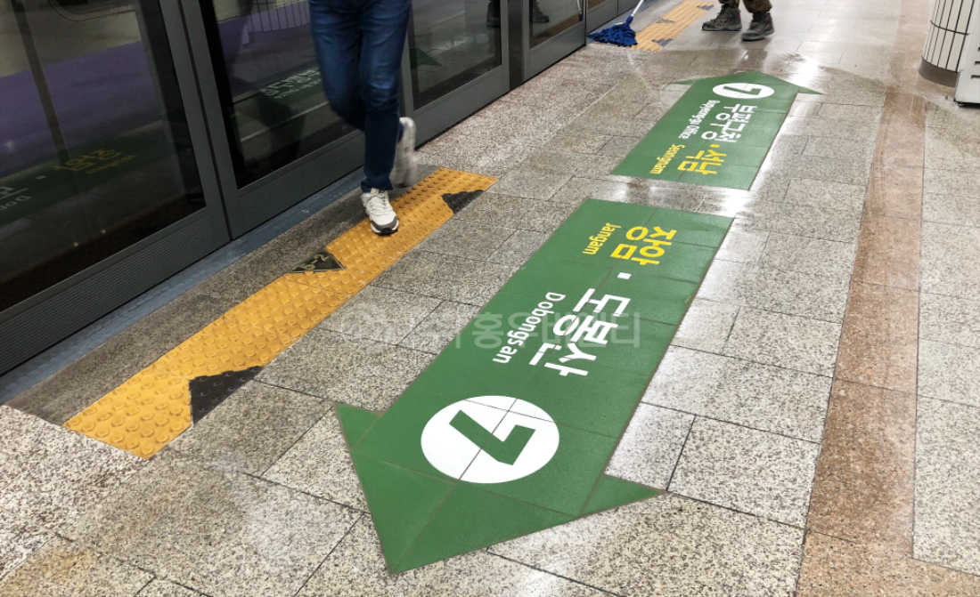 지하철 노선안내 (위치안내,방향안내) 실내 시공 사례 - 서울 군자역 (6).jpg