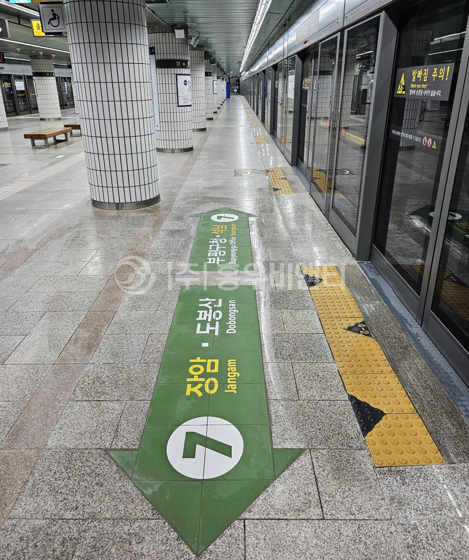 지하철 노선안내 (위치안내,방향안내) 실내 시공 사례 - 서울 군자역 (9).jpg